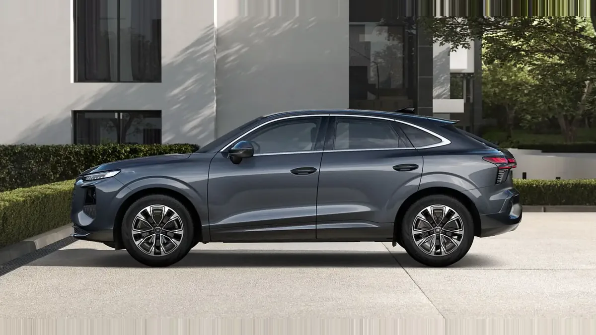Audi Q3 Sportback Advanced TDI 110kW S Tronic en renting en Barcelona — Delantera