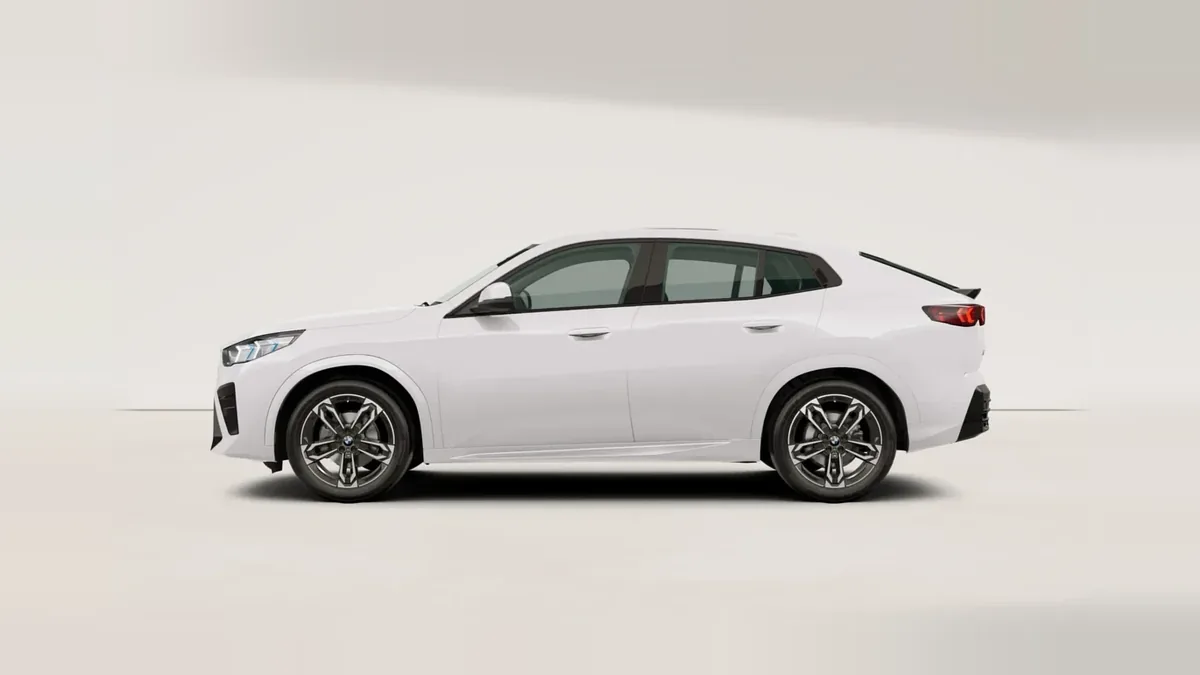 BMW ix2 eDrive20 en renting en Barcelona — Trasera