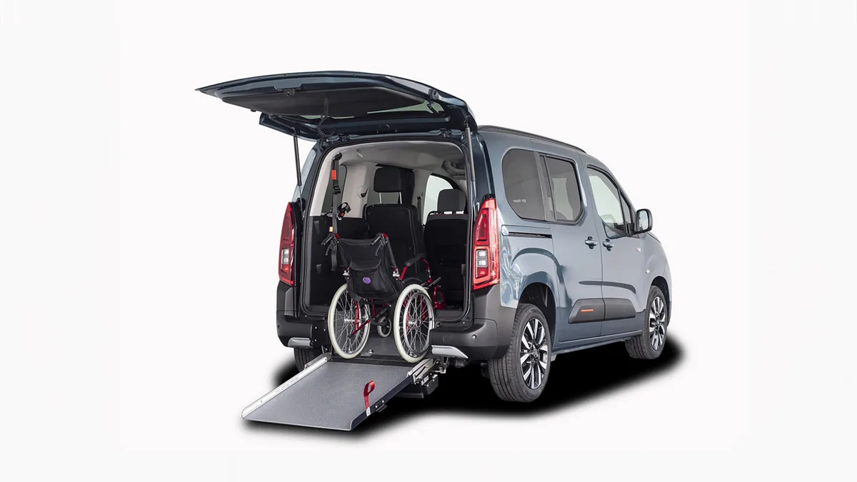 Citroën Berlingo Talla M BlueHDi 100 YOU L1 N1 Adaptado en renting en Barcelona — Trasera