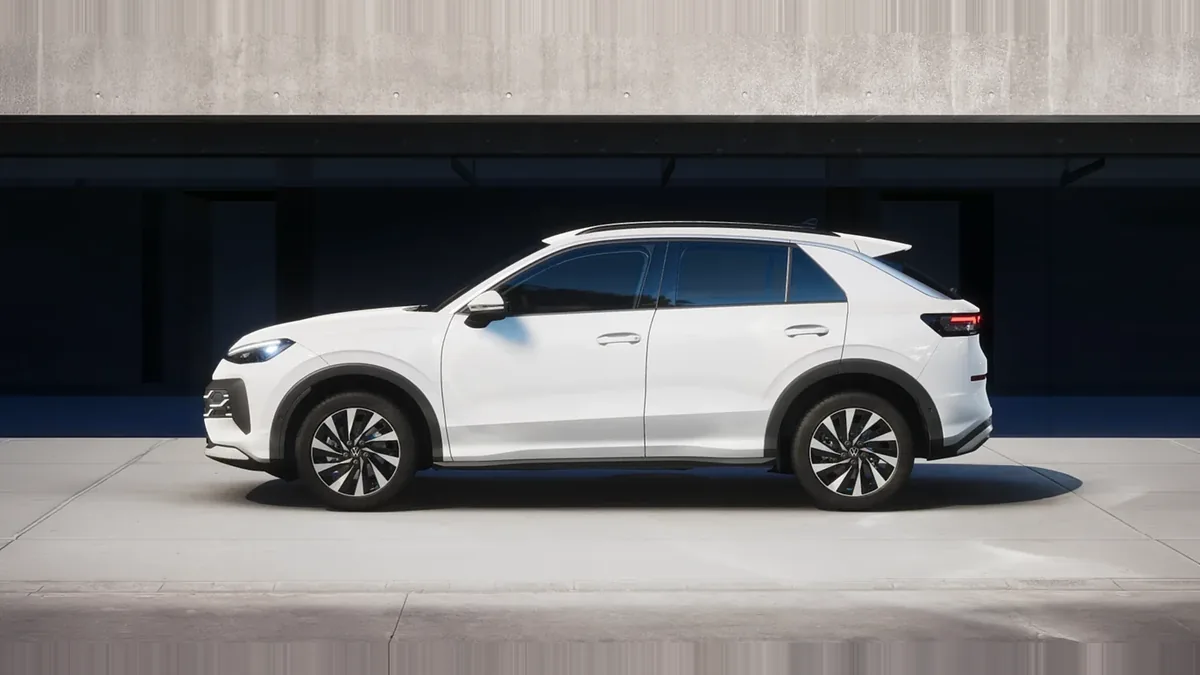Volkswagen T-ROC Match 1.5 eTSI 150CV DSG en renting en Barcelona — Lateral
