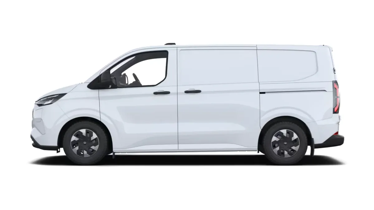 Ford TRANSIT CUSTOM Van BEV 83kWh 100kW 320 L1 Trend en renting en Barcelona — Trasera