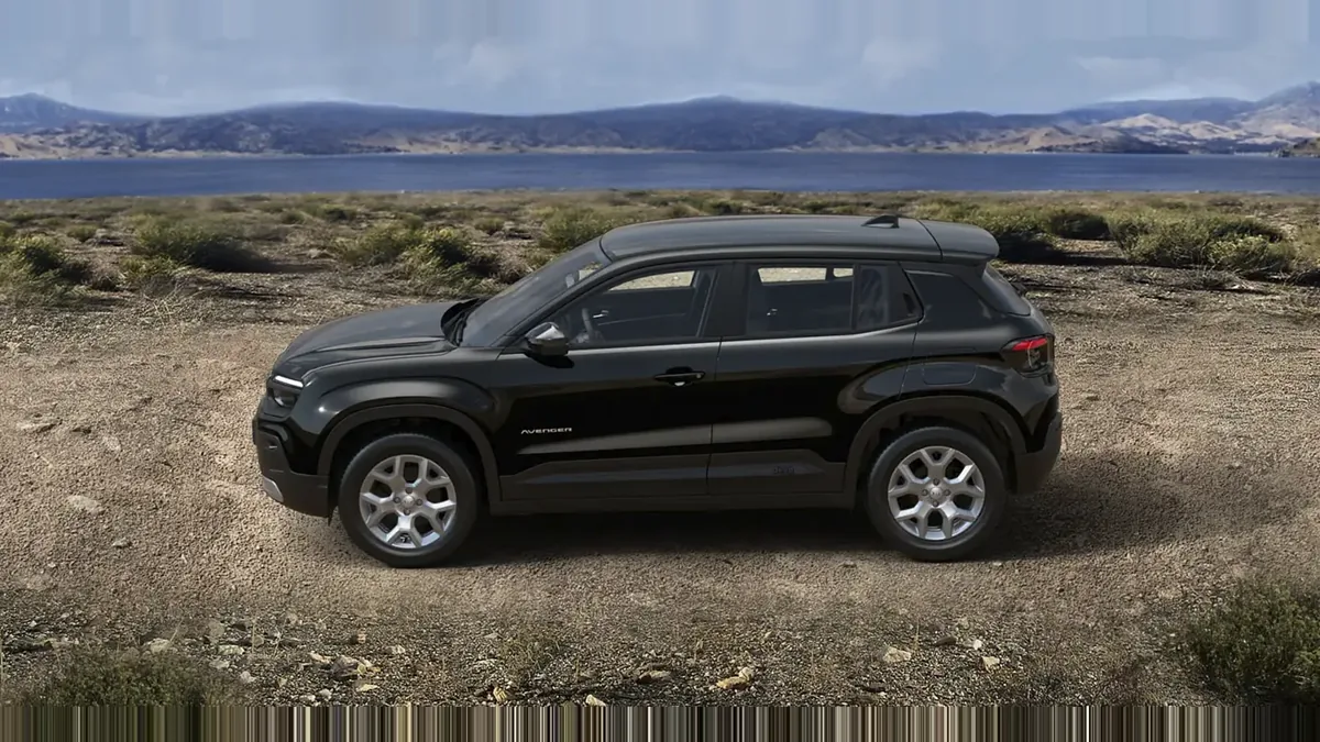 Jeep AVENGER E-HYBRID ALTITUDE en renting en Barcelona — Delantera