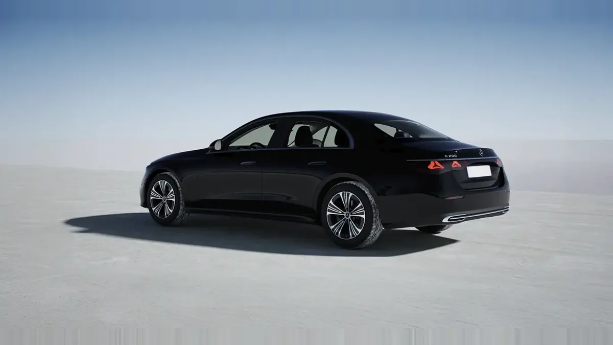 Mercedes-Benz Clase E 200 en renting en Barcelona — Delantera