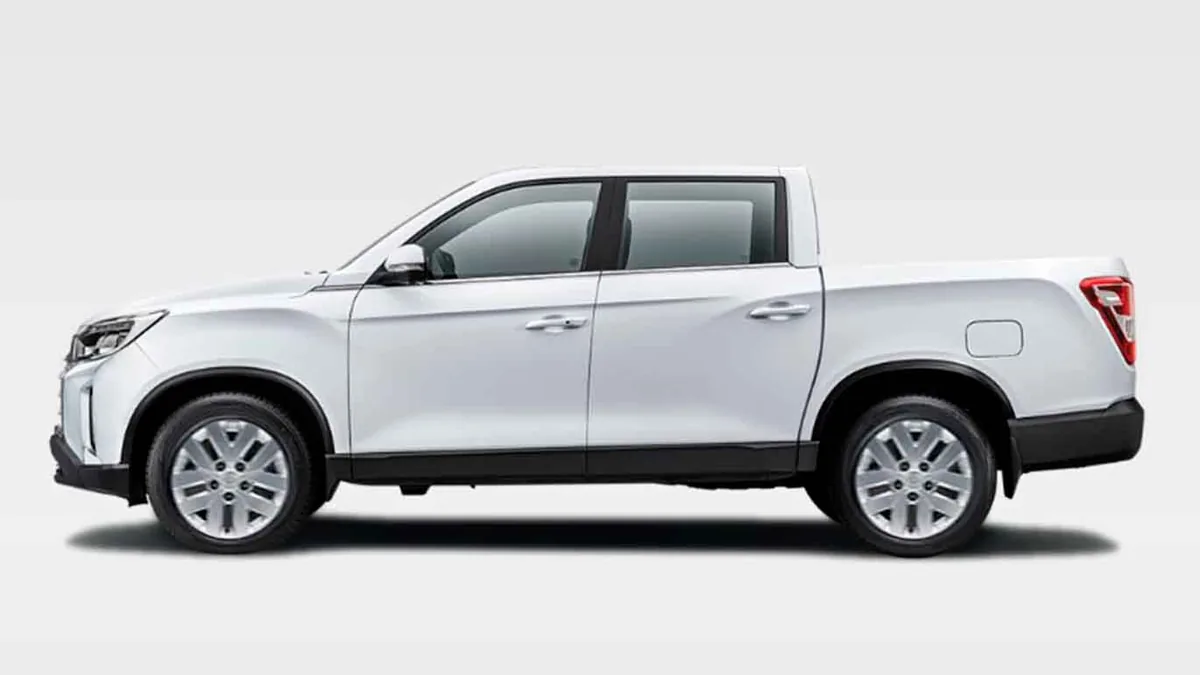 KGM Musso Sports D22 DTR Pro 4X4 MT en renting en Barcelona — Trasera