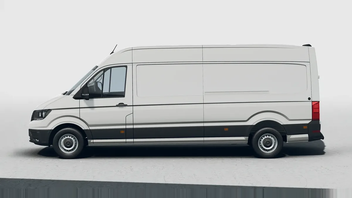 Volkswagen Crafter 35 Furgón BL TA L4H3 2.0 TDI 103kW (140CV) - ISOTERMO en renting en Barcelona — Delantera