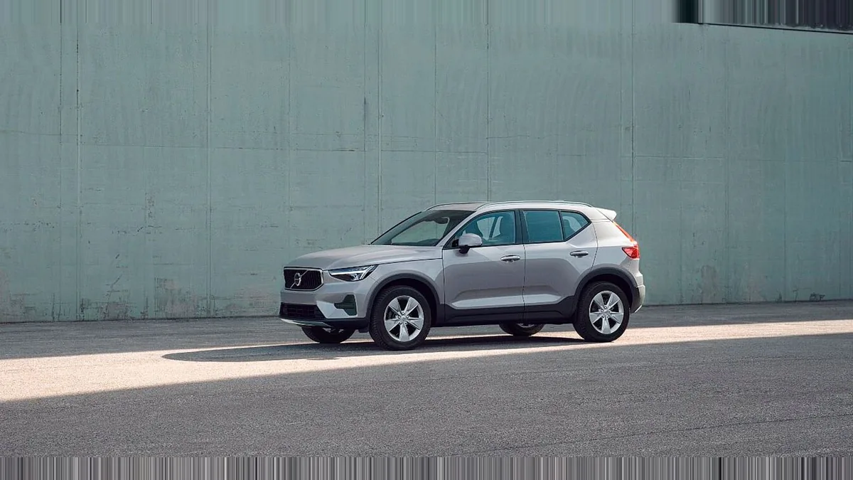 Volvo XC40 2.0 B3 Core G Auto en renting en Barcelona — Trasera