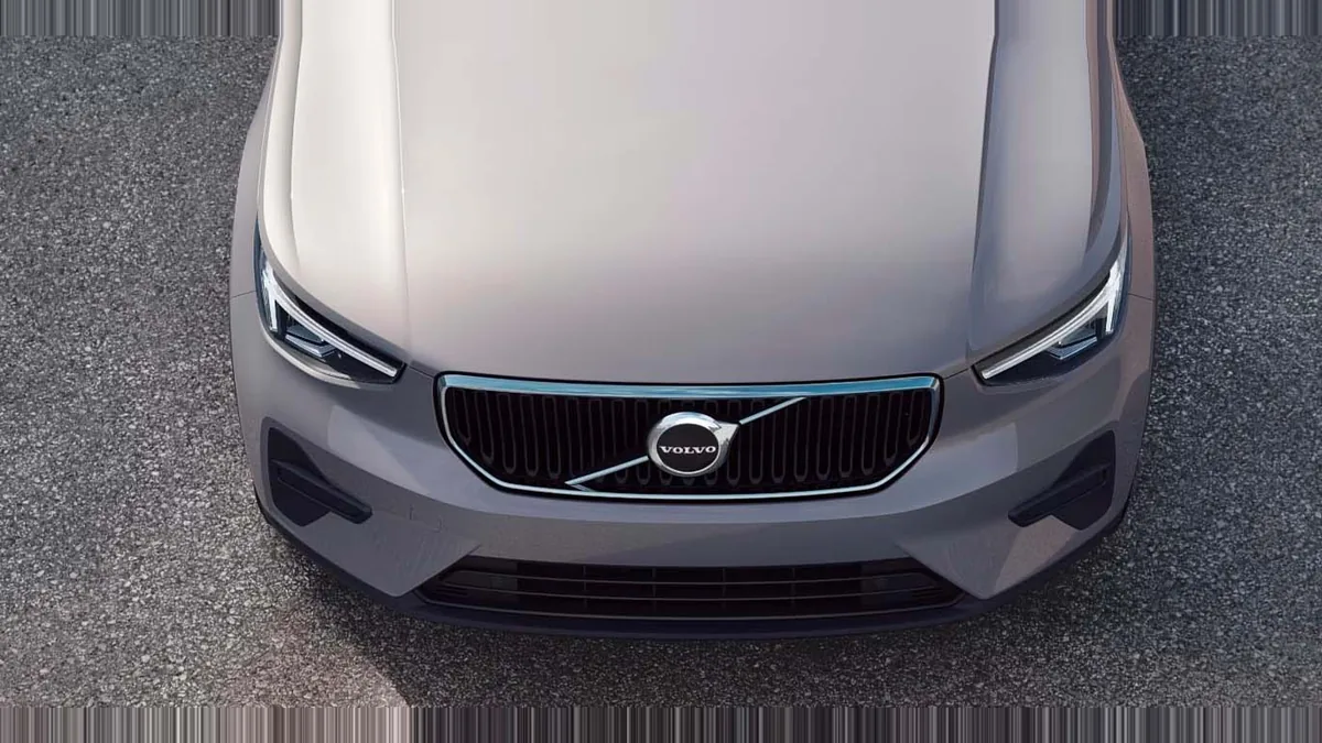 Volvo XC40 2.0 B3 G Core Auto en renting en Barcelona — Delantera